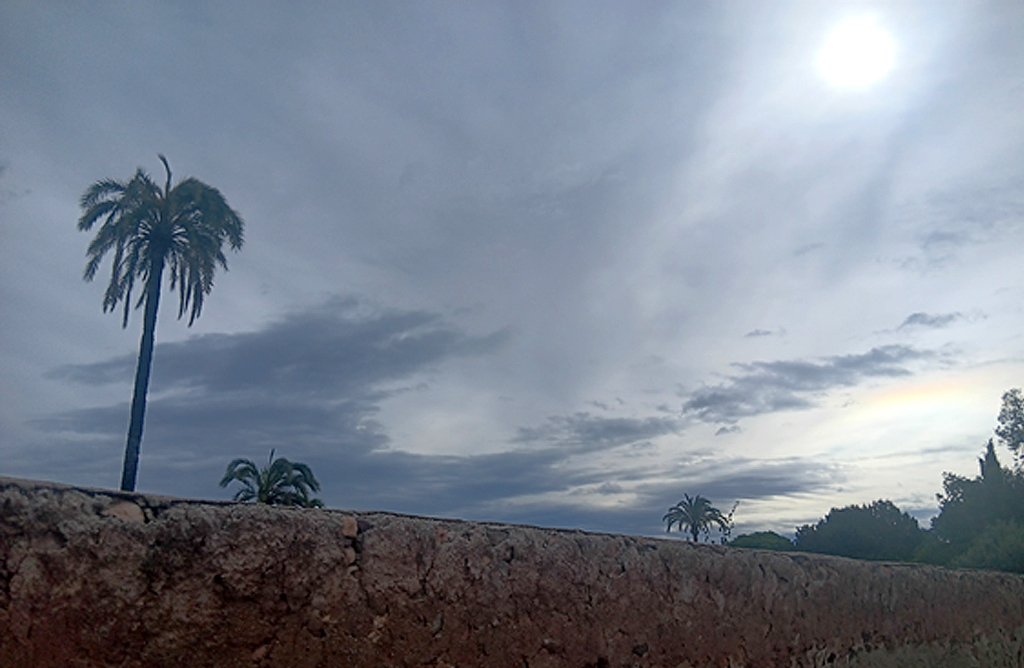 La semana empieza con cielos nubosos sin que se descarten lluvias dbiles en el interior de la Regin